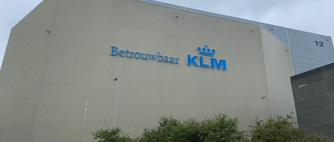 Geluidsinstallatie op 30 meter hoogte in Hangar 12 bij KLM