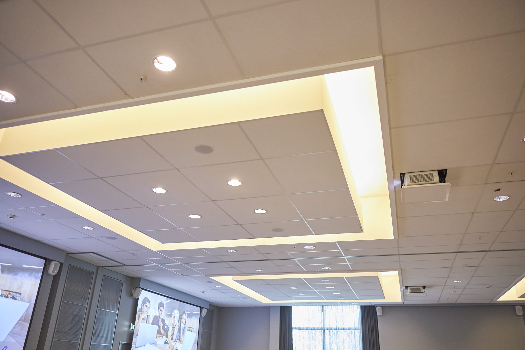 Geluidsinstallatie kantoor met speakers in plafond
